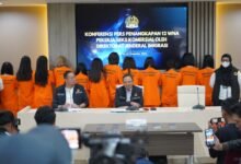 Direktorat Jenderal Imigrasi saat konferensi pers di Jakarta usai ciduk 12 WNA Vietnam yang diduga terlibat dalam jaringan prostitusi internasional pada Kamis (13/12/24).