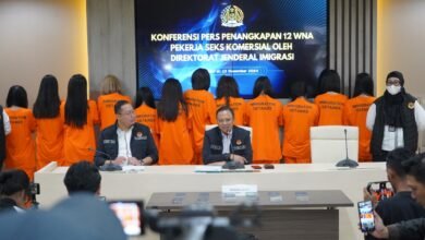 Direktorat Jenderal Imigrasi saat konferensi pers di Jakarta usai ciduk 12 WNA Vietnam yang diduga terlibat dalam jaringan prostitusi internasional pada Kamis (13/12/24).