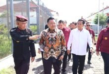 Wakil Menteri Koordinator (Wamenko) Bidang Hukum, HAM, Imigrasi, dan Pemasyarakatan, Prof. Dr. Otto Hasibuan, melakukan kunjungan kerja ke Lapas Kelas IIA Kerobokan pada Senin (23/12/2024).