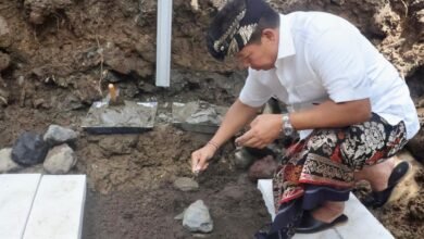 Pj. Gubernur Bali, S.M. Mahendra Jaya, secara resmi meletakkan batu pertama pembangunan Klinik Pratama Royal Medic Padangtegal, Ubud, Gianyar, Senin (23/12/20204). (Dok/ist).