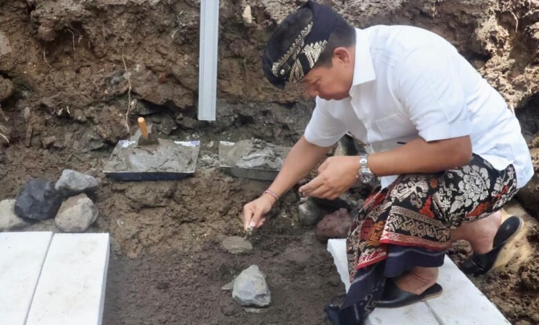 Pj. Gubernur Bali, S.M. Mahendra Jaya, secara resmi meletakkan batu pertama pembangunan Klinik Pratama Royal Medic Padangtegal, Ubud, Gianyar, Senin (23/12/20204). (Dok/ist).