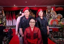 I Gusti Ayu Bintang Darmawati atau Bintang Puspayoga (tengah) selaku Ketua Bidang Perempuan dan Anak DPP PDI Perjuangan saat turut serta memperingati Hari Ibu bertema "Perempuan Berdaya, Indonesia Raya" di Kantor DPD PDI Perjuangan Bali, Jumat (27/12/2024). (Dok/ist).