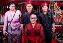 I Gusti Ayu Bintang Darmawati atau Bintang Puspayoga (tengah) selaku Ketua Bidang Perempuan dan Anak DPP PDI Perjuangan saat turut serta memperingati Hari Ibu bertema "Perempuan Berdaya, Indonesia Raya" di Kantor DPD PDI Perjuangan Bali, Jumat (27/12/2024). (Dok/ist).