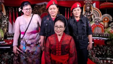 I Gusti Ayu Bintang Darmawati atau Bintang Puspayoga (tengah) selaku Ketua Bidang Perempuan dan Anak DPP PDI Perjuangan saat turut serta memperingati Hari Ibu bertema "Perempuan Berdaya, Indonesia Raya" di Kantor DPD PDI Perjuangan Bali, Jumat (27/12/2024). (Dok/ist).