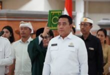 Sekretaris Direktorat Jenderal Pemasyarakatan (Sesditjenpas) Gun Gun Gunawan melantik dan mengambil sumpah 127 pejabat administrasi di lingkungan Kementerian Hukum dan Hak Asasi Manusia (Kemenkumham) pada Senin (30/12/204) secara hybrid, dengan pelaksanaan di tingkat wilayah, termasuk di Kanwil Kemenkumham Bali yang bertempat di Ruang Darmawangsa. (Dok/ist).