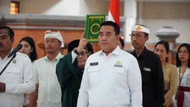 Sekretaris Direktorat Jenderal Pemasyarakatan (Sesditjenpas) Gun Gun Gunawan melantik dan mengambil sumpah 127 pejabat administrasi di lingkungan Kementerian Hukum dan Hak Asasi Manusia (Kemenkumham) pada Senin (30/12/204) secara hybrid, dengan pelaksanaan di tingkat wilayah, termasuk di Kanwil Kemenkumham Bali yang bertempat di Ruang Darmawangsa. (Dok/ist).