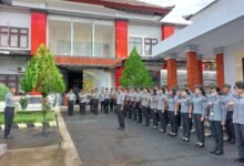 Kepala Lembaga Pemasyarakatan (Kalapas) Kelas IIA Kerobokan, RM. Kristyo Nugroho saat pimpin apel akhir tahun 2024, Senin (30/12/2024). (Dok/ist).