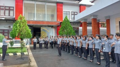 Kepala Lembaga Pemasyarakatan (Kalapas) Kelas IIA Kerobokan, RM. Kristyo Nugroho saat pimpin apel akhir tahun 2024, Senin (30/12/2024). (Dok/ist).