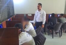 Momen ketika petugas Lapas Kelas IIA Kerobokan mengawasi kegiatan di Warung Telekomunikasi Khusus (Wartelsus). (Dok/ist).