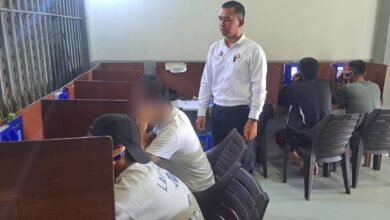 Momen ketika petugas Lapas Kelas IIA Kerobokan mengawasi kegiatan di Warung Telekomunikasi Khusus (Wartelsus). (Dok/ist).