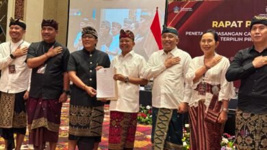 Wayan Koster dan I Nyoman Giri Prasta dalam acara Rapat Pleno Terbuka, Penetapan Pasangan Calon Gubernur dan Wakil Gubernur Terpilih Bali Tahun 2024 di Hotel The Trans Resort Bali, Kamis (9/1/2025). (Dok/ist).