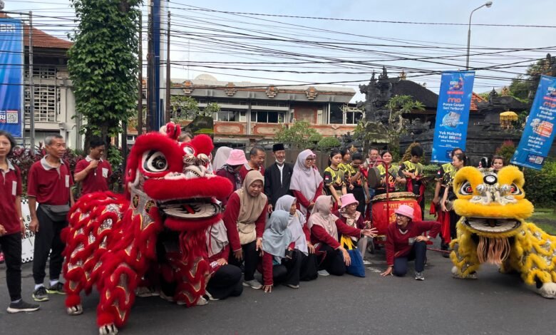 Aliansi Komunitas Cluster Jempiring Putih dalam kegiatan "Pasar Murah Paras Paros Jempiring Putih" pada Car Free Day di Lapangan Niti Mandala Renon, Denpasar, Minggu (19/1/2025). (Dok/ist).