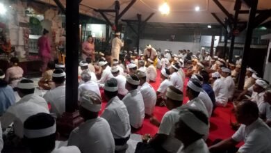 Warga binaan Lembaga Pemasyarakatan (Lapas) Kelas IIB Singaraja yang beragama Hindu merayakan Malam Siwaratri dengan melaksanakan persembahyangan bersama di Pura Amerta Kherti Lapas Singaraja pada Senin (27/1/2025). (Dok/ist).