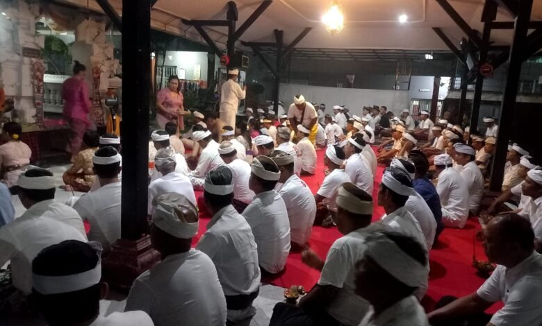 Warga binaan Lembaga Pemasyarakatan (Lapas) Kelas IIB Singaraja yang beragama Hindu merayakan Malam Siwaratri dengan melaksanakan persembahyangan bersama di Pura Amerta Kherti Lapas Singaraja pada Senin (27/1/2025). (Dok/ist).