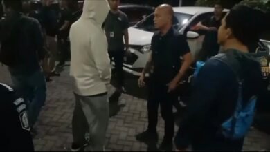 Penangkapan Pria Asal Rusia, Khasan Askhabov saat hendak terbang ke Dubai di Bandara Ngurah Rai, Kamis (30/1/2025). Dirinya diduga terlibat kasus penculikan dan pemerasan warga Ukraina. (Dok/ist).