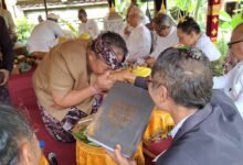 Momen saat Pj Gubernur, Sang Made Mahendra Jaya berpamitan di Puri Kauhan Ubud dan memberikan cinderamata kepada Ida Pedande Siwa-Buddha Lanang Istri, Senin (3/2/2025). (Dok/Rahma).