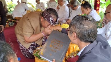 Momen saat Pj Gubernur, Sang Made Mahendra Jaya berpamitan di Puri Kauhan Ubud dan memberikan cinderamata kepada Ida Pedande Siwa-Buddha Lanang Istri, Senin (3/2/2025). (Dok/Rahma).