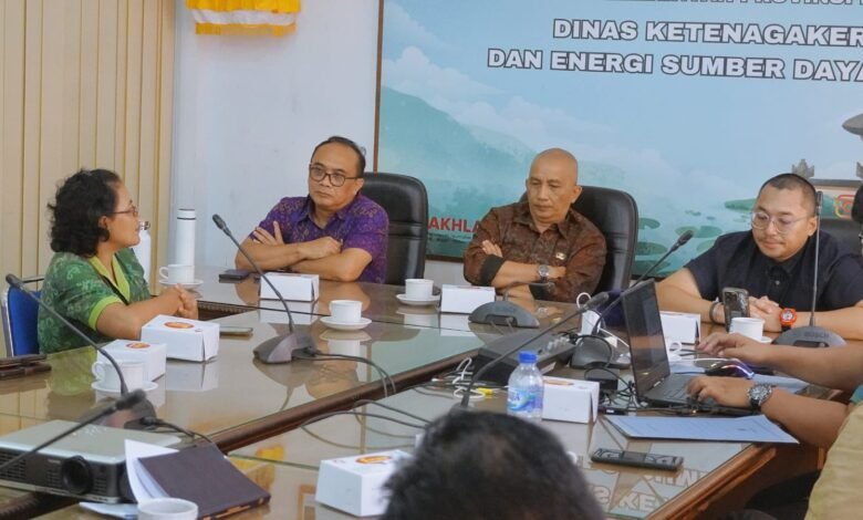 Pemerintah Provinsi Bali bersama Disnaker ESDM menggelar rapat koordinasi guna menyikapi dinamika distribusi LPG 3 Kg di Ruang Rapat Siddhakarya, Kantor Disnaker ESDM Bali, Selasa (4/2/2025). (Dok/ist).