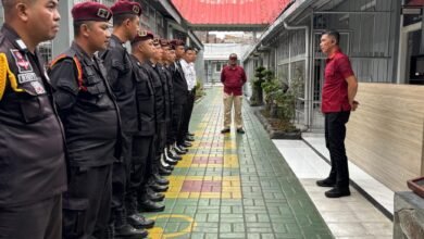 RM. Kristyo Nugroho saat memimpin Apel Serah Terima Kepala Regu Pengamanan di Lapas Kelas IIA Jember , Minggu (9/2/2025). (Dok/ist).