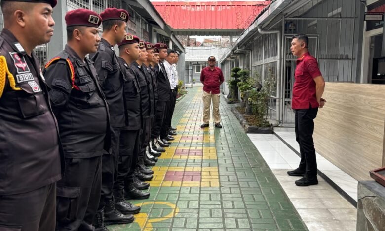 RM. Kristyo Nugroho saat memimpin Apel Serah Terima Kepala Regu Pengamanan di Lapas Kelas IIA Jember , Minggu (9/2/2025). (Dok/ist).