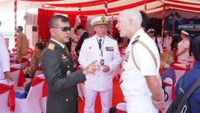 Panglima Kodam IX/Udayana, Mayjen TNI Muhammad Zamroni, S.IP., M.Si., saat berbincang-bincang dalam kegiatan 5th Multilateral Naval Exercise Komodo (MNEK) 2025. (Dok/ist).