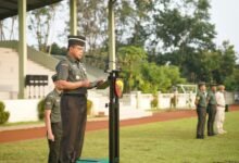 Kasdam IX/Udayana, Brigjen TNI Hartono, S.I.P., saat membacakan amanat yang dituliskan oleh Kepala Staf Angkatan Darat (Kasad) Jenderal TNI Maruli pada Senin (17/2/2025). (Dok/ist).