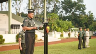 Kasdam IX/Udayana, Brigjen TNI Hartono, S.I.P., saat membacakan amanat yang dituliskan oleh Kepala Staf Angkatan Darat (Kasad) Jenderal TNI Maruli pada Senin (17/2/2025). (Dok/ist).