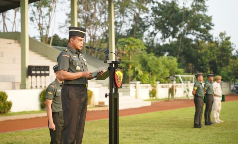 Kasdam IX/Udayana, Brigjen TNI Hartono, S.I.P., saat membacakan amanat yang dituliskan oleh Kepala Staf Angkatan Darat (Kasad) Jenderal TNI Maruli pada Senin (17/2/2025). (Dok/ist).