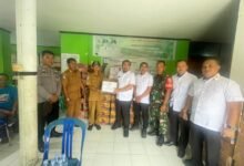 Pemberian Bantuan Sembako dalam Aksi Bakti Sosial Imigrasi Sumbawa kepada Warga kelurahan Sampir, Taliwang, Sumbawa Barat, Selasa (18/2/2024). (Dok/ist).