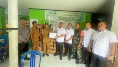 Pemberian Bantuan Sembako dalam Aksi Bakti Sosial Imigrasi Sumbawa kepada Warga kelurahan Sampir, Taliwang, Sumbawa Barat, Selasa (18/2/2024). (Dok/ist).