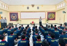 Kepala Lembaga Pemasyarakatan Kelas IIA Jember, RM.Kristyo Nugoroho saat memberikan arahan serta motivasi kepada warga binaan yang terpilih menjadi Tamping di ruang Aula, Selasa (18/2/2025). (Dok/ist).