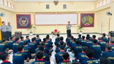 Kepala Lembaga Pemasyarakatan Kelas IIA Jember, RM.Kristyo Nugoroho saat memberikan arahan serta motivasi kepada warga binaan yang terpilih menjadi Tamping di ruang Aula, Selasa (18/2/2025). (Dok/ist).