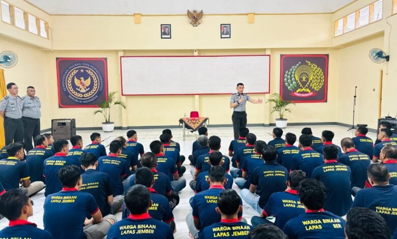 Kepala Lembaga Pemasyarakatan Kelas IIA Jember, RM.Kristyo Nugoroho saat memberikan arahan serta motivasi kepada warga binaan yang terpilih menjadi Tamping di ruang Aula, Selasa (18/2/2025). (Dok/ist).