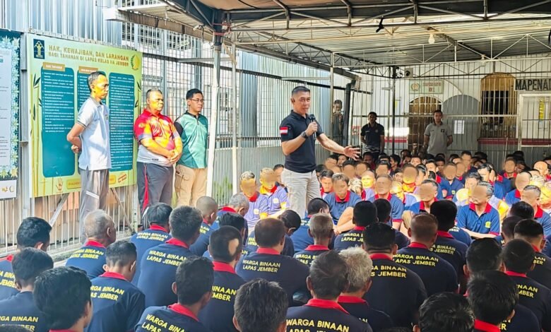 Kepala Lembaga Pemasyarakatan (Lapas) Kelas IIA Jember, RM. Kristyo Nugroho memberikan pengarahan kepada ratusan warga binaan di halaman Masjid At-Taubah, Lapas Jember, Jumat (21/2/2025). (Dok.ist).