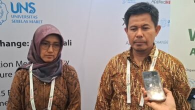 (Kiri) Fitriya Rahmawati, Wakil Rektor Akademik dan Penelitian UNS , (Kanan) Mulyadi, Anggota Dewan Pengawas BPKH Badung, saat diwawancarai disela-sela Seminar Internasional AppliedHE Xchange 2025, Senin (24/2/2025). (Dok.Rahma).