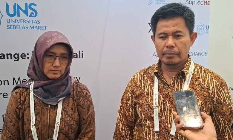 (Kiri) Fitriya Rahmawati, Wakil Rektor Akademik dan Penelitian UNS , (Kanan) Mulyadi, Anggota Dewan Pengawas BPKH Badung, saat diwawancarai disela-sela Seminar Internasional AppliedHE Xchange 2025, Senin (24/2/2025). (Dok.Rahma).