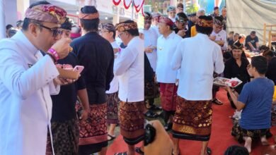 Jaya Negara dan Wayan Koster saat menikmati lawar di Festival Ngelawar dalam rangka Denpasar Teknologi Informasi dan Komunikasi Festival (D’TIK Fest) 2025 di Lapangan Lumintang, Kamis (27/2/2025). (Dok.ist).