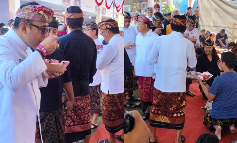 Jaya Negara dan Wayan Koster saat menikmati lawar di Festival Ngelawar dalam rangka Denpasar Teknologi Informasi dan Komunikasi Festival (D’TIK Fest) 2025 di Lapangan Lumintang, Kamis (27/2/2025). (Dok.ist).