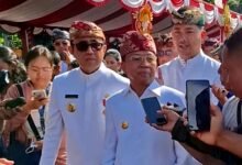 Gubernur Bali Wayan Koster saat diwawancarai usai Apel memperingati HUT Kota Denpasar ke-237 di Lapangan Lumintang, Kamis (27/2/2025). (Dok.ist).