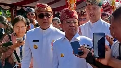 Gubernur Bali Wayan Koster saat diwawancarai usai Apel memperingati HUT Kota Denpasar ke-237 di Lapangan Lumintang, Kamis (27/2/2025). (Dok.ist).