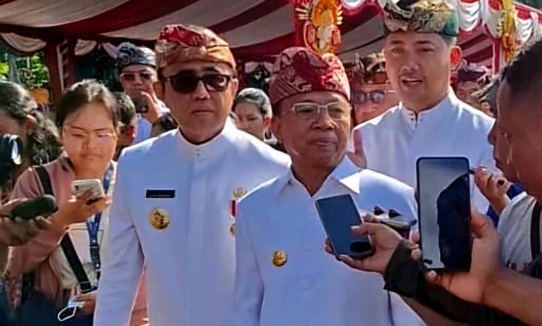 Gubernur Bali Wayan Koster saat diwawancarai usai Apel memperingati HUT Kota Denpasar ke-237 di Lapangan Lumintang, Kamis (27/2/2025). (Dok.ist).