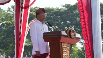 Gubernur Bali Wayan Koster saat menjadi Inspektur upacara dalam kegiatan Apel memperingati HUT ke-237 Kota Denpasar di Lapangan Lumintang, Kamis (27/2/2025). (Dok.ist).