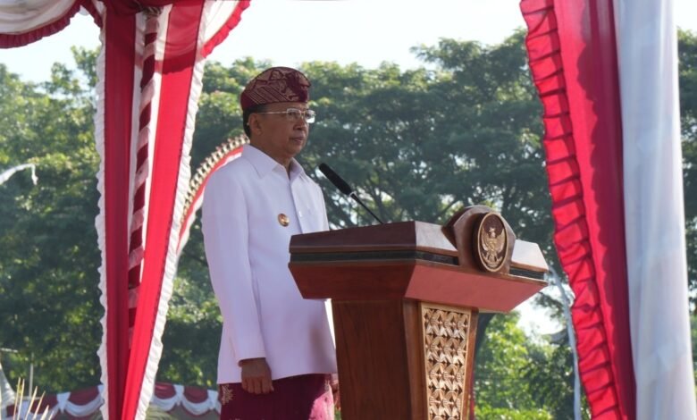 Gubernur Bali Wayan Koster saat menjadi Inspektur upacara dalam kegiatan Apel memperingati HUT ke-237 Kota Denpasar di Lapangan Lumintang, Kamis (27/2/2025). (Dok.ist).