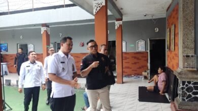 Lembaga Pemasyarakatan (Lapas) Kelas IIB Singaraja menggandeng Hakim Pengawas dan Pengamat (Wasmat) dari Pengadilan Negeri (PN) Singaraja untuk meninjau proses pembinaan narapidana, Rabu (5/3/2025). (Dok.ist).