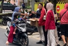 Sat Intelkam Polresta Denpasar bersama mahasiswa di Denpasar gelar aksi sosial bagikan 200 takjil kepada masyarakat di kawasan Renon, Denpasar Timur, Sabtu (15/3/2025). (Dok.istimewa).