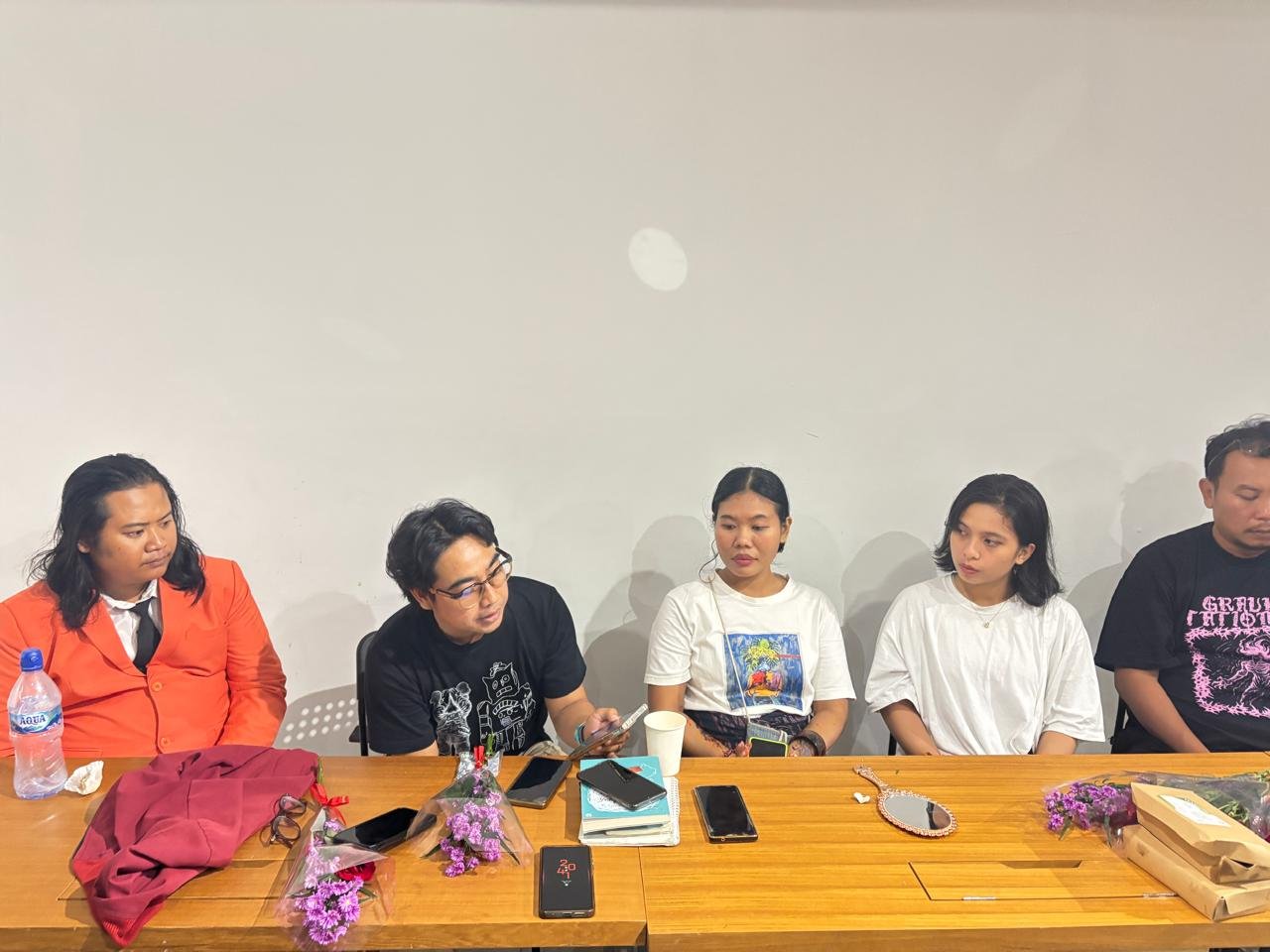 Dari kiri I Gede Adi Surya, M.Sn, I Gede Jaya Putra, M.Sn, Ni Kadek Novi Sumariani, S.Ds., M.Ds, Ayu Bindhu Dita Agustini, I Wayan Gede Budayana, M.Sn. (Dok: Rahma).