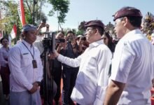 Direktur Utama didampingi Direktur Bisnis Bank BPD Bali melakukan percobaan QRIS Tap di Bus Trans Metro Dewata, Kamis (14/8/2025). (Dok: BPD Bali)