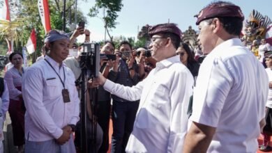 Direktur Utama didampingi Direktur Bisnis Bank BPD Bali melakukan percobaan QRIS Tap di Bus Trans Metro Dewata, Kamis (14/8/2025). (Dok: BPD Bali)