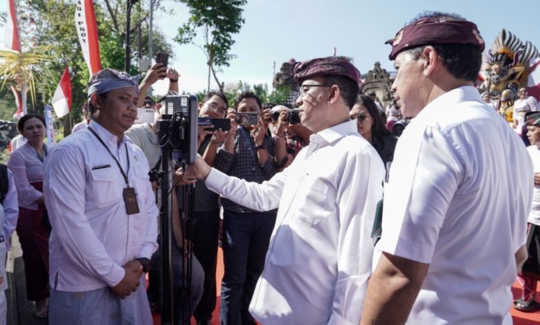 Direktur Utama didampingi Direktur Bisnis Bank BPD Bali melakukan percobaan QRIS Tap di Bus Trans Metro Dewata, Kamis (14/8/2025). (Dok: BPD Bali)