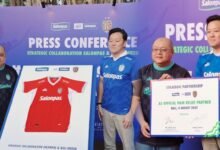Penandatangan kerjasama antara Bali United dengan Salonpas yang diwakili oleh Yabes Tanuri, CEO Bali United dan Ryo Sato, President Director PT Hisamitsu Pharma Indonesia. (Dok: Rahma)